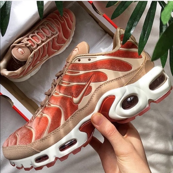 nike leather white sneakers